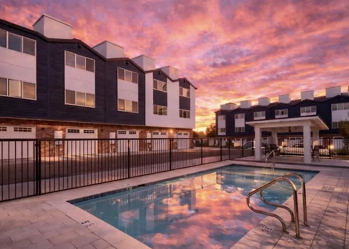 Sapphire Leaf- Luxury 3br- Pool, King Beds, Spacious, Quiet, Garage, Close To Airport And Oldtown Phoenix